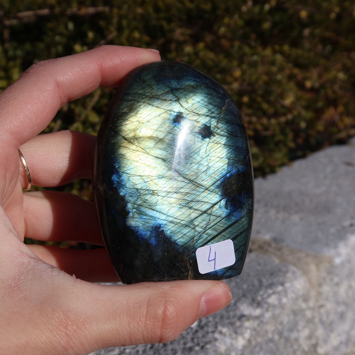 Labradorit Freiform poliert - 7x5cm - Intuition und Kreativität Nr.4 auf Stein mit schimmernder Labradoreszenz im Sonnenlicht