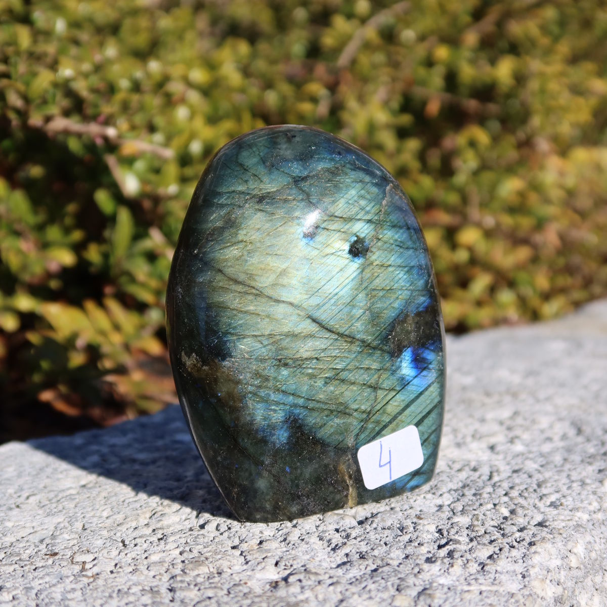 Labradorit Freiform poliert - 7x5cm - Intuition und Kreativität Nr.4 auf Stein mit schimmernder Labradoreszenz im Sonnenlicht