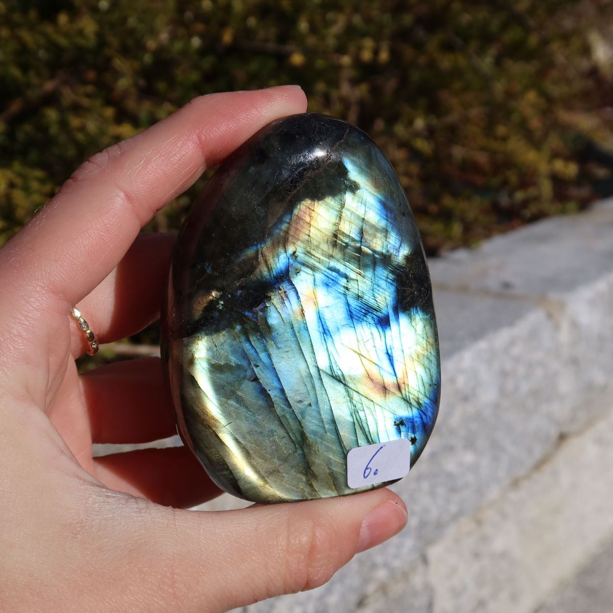 Labradorit Freiform poliert - 7x5cm - Intuition und Kreativität Nr.6 mit schimmernden Blau- und Grüntönen in natürlichem Licht.