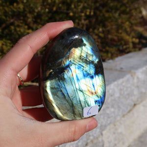 Labradorit Freiform poliert - 7x5cm - Intuition und Kreativität Nr.6 mit schimmernden Blau- und Grüntönen in natürlichem Licht.