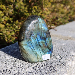 Labradorit Freiform poliert - 7x5cm - Intuition und Kreativität Nr.6, einzigartiger Edelstein mit schimmerndem Farbspiel im Sonnenlicht.