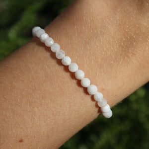 Regenbogen Mondstein Armband mit facettierten 4-6-8mm Perlen, schimmernde Farben auf Hand.