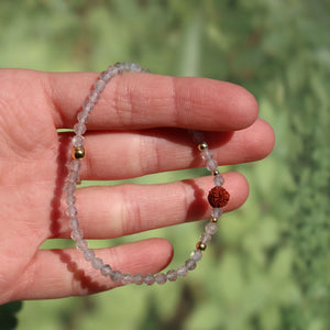 Labradorit mit Rudraksha Armband in einer Hand, schimmernde Perlen mit Rudraksha, modernes Schmuckstück.