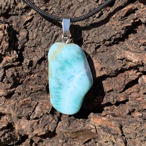 Echter Larimar Anhänger mit Silberschlaufe 35mm auf natürlichem Holzuntergrund, einzigartige Blau-Weiß-Muster, Unikat Nr. 14.