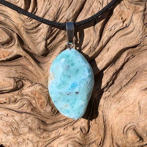 Echter Larimar Anhänger mit Silberschlaufe auf Holz, 36mm, stilvoller Naturschmuck aus der Dominikanischen Republik