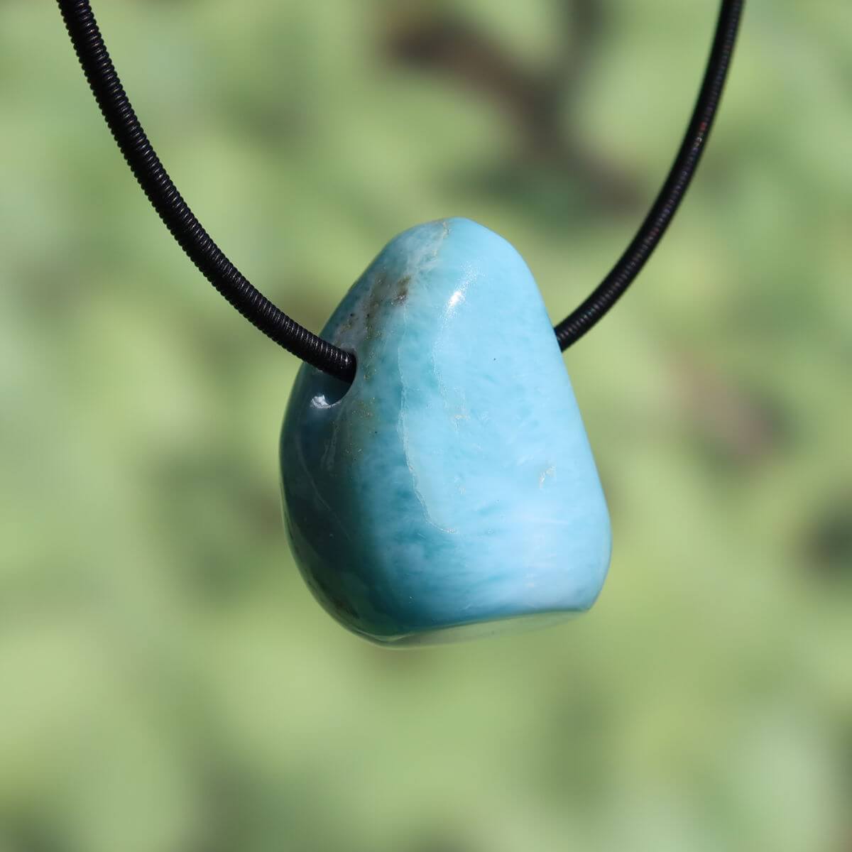 Echter Larimar Anhänger gebohrt, 26mm, einzigartiger blauer Edelstein auf Kette, Naturstein aus der Dominikanischen Republik