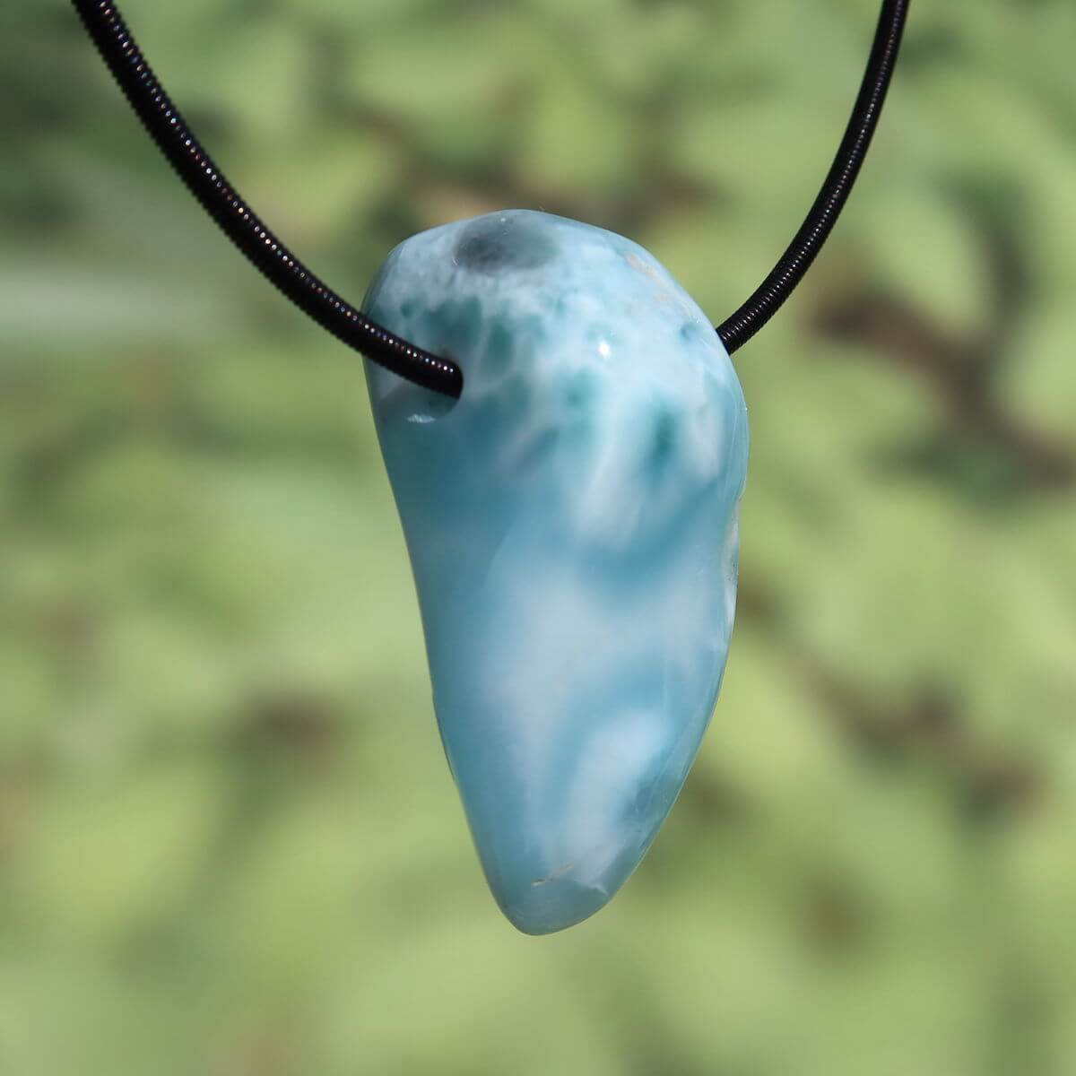 Echter Larimar Anhänger gebohrt 40mm, Unikat Nr. 8, natürlicher Edelstein aus der Dominikanischen Republik, auf grünem Hintergrund
