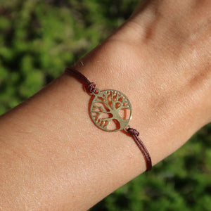 Makramee Armband mit Baum des Lebens vergoldet - Handgemacht und Größenverstellbar - Nr. 3, Detailansicht am Handgelenk im Freien