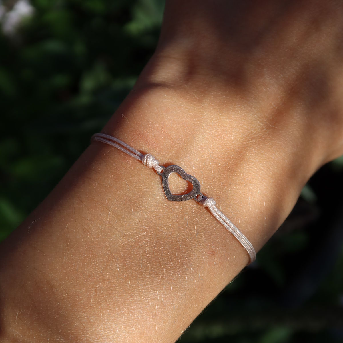 Makramee Armband mit Herz Symbol rose vergoldet - Handgemacht - Nr. 4, getragen am Handgelenk, Nahaufnahme