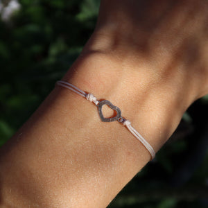 Makramee Armband mit Herz Symbol rose vergoldet - Handgemacht - Nr. 4 auf Hand getragen