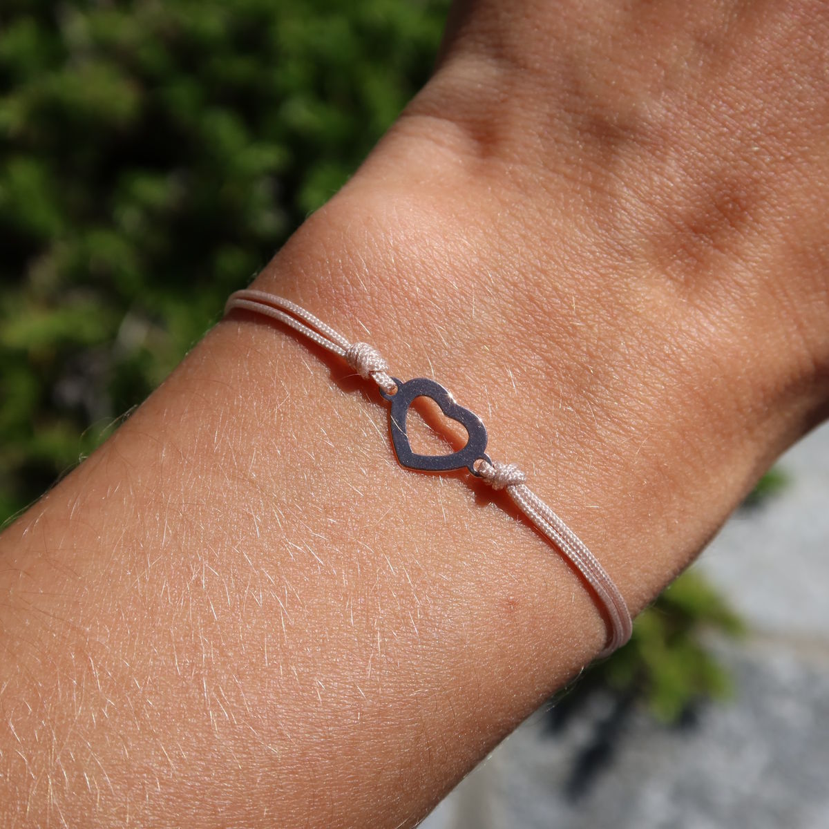 Makramee Armband mit Herz Symbol rose vergoldet - Handgemacht - Nr. 4, getragen am Handgelenk, Nahaufnahme