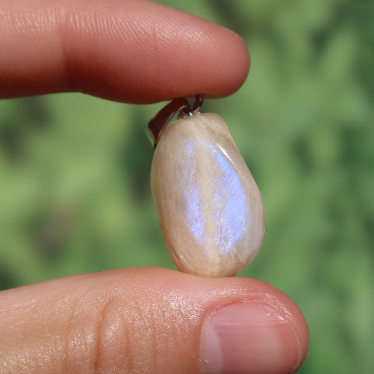 1A Qualität Mondstein Anhänger - Weiblichkeit und Intuition - UNIKAT Nr. 1, funkelndes Schmuckstück mit blauem Schimmer in Silberfassung