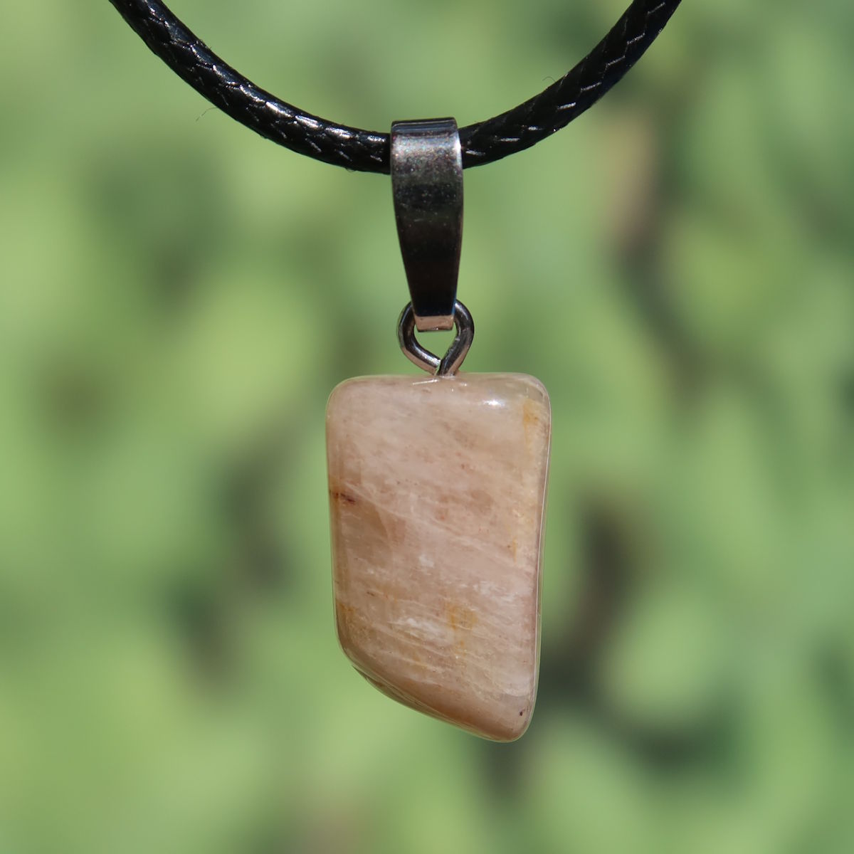 1A Qualität Mondstein Anhänger - Weiblichkeit und Intuition - UNIKAT Nr. 11 mit Silberöse, schimmernd bei Lichteinfall