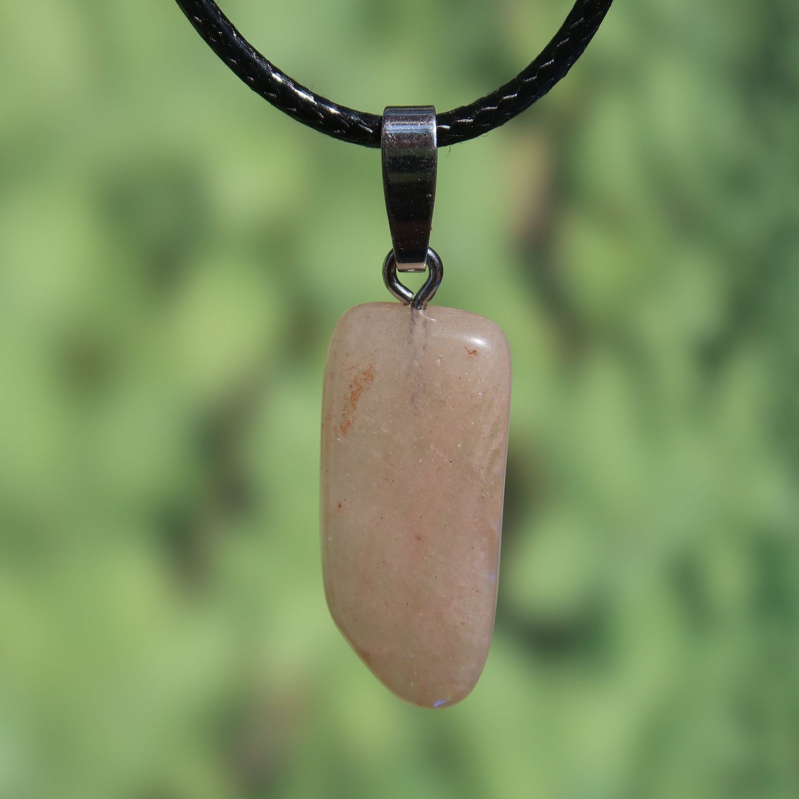 1A Qualität Mondstein Anhänger - Weiblichkeit und Intuition - UNIKAT Nr. 13, funkelnder Schmuck mit silberner Öse und lebendigem Schimmer