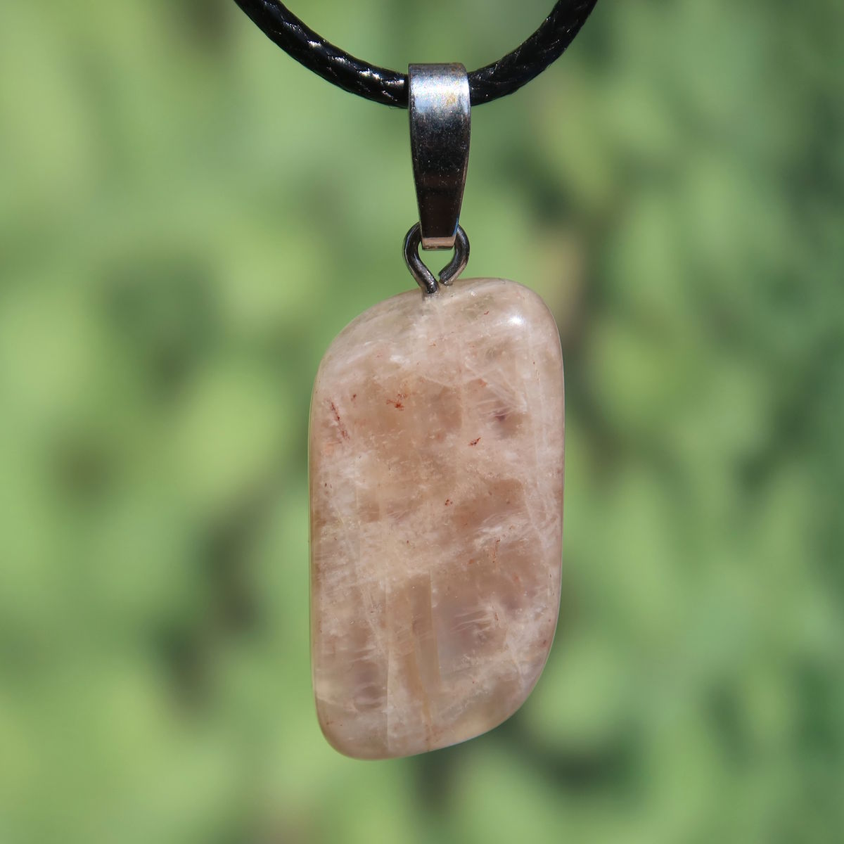1A Qualität Mondstein Anhänger - Weiblichkeit und Intuition - UNIKAT Nr. 14, glitzernd und funkelnd bei Lichteinfall, Silberöse.