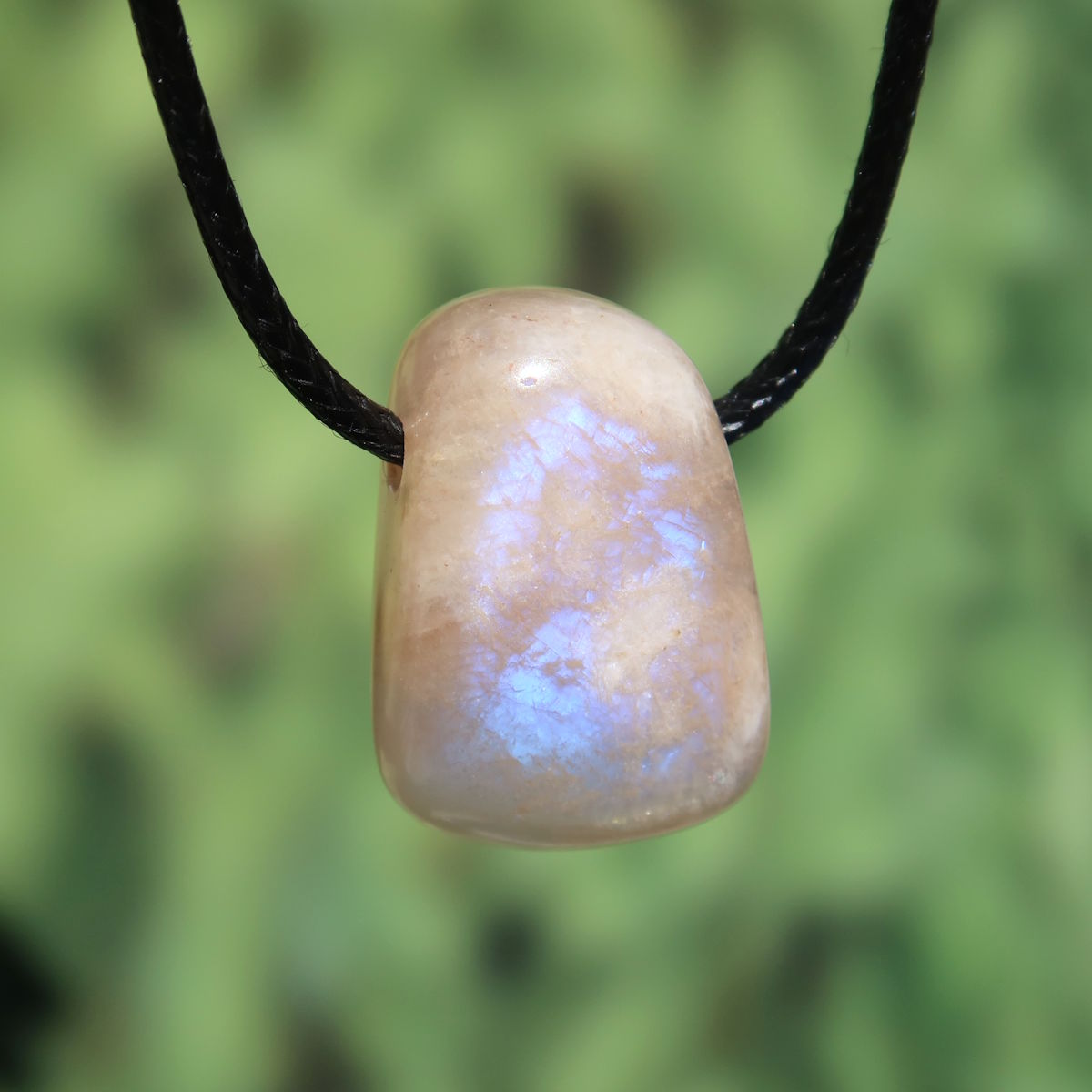 1A Qualität Mondstein weiß gebohrt - Weiblichkeit und Intuition - UNIKAT Nr. 10 funkelnder Anhänger mit blauen Schimmern