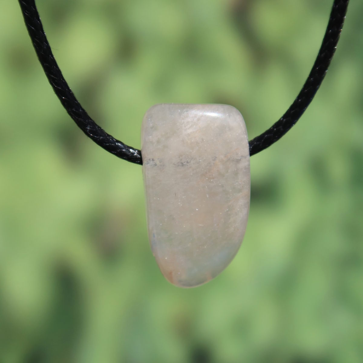 1A Qualität Mondstein weiß gebohrt - Weiblichkeit und Intuition - UNIKAT Nr. 5, glitzernder Mondsteinanhänger im Sonnenlicht