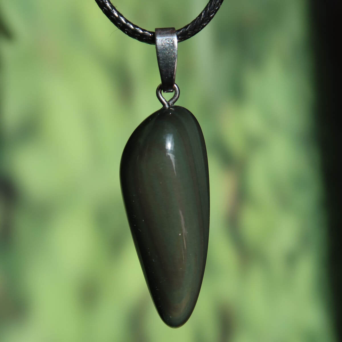 Regenbogenobsidian Anhänger - Intuition und Blockaden lösen - Nr. 14, schwarz mit Farbspielen, jeder Blick offenbart schimmernde Reflexe.