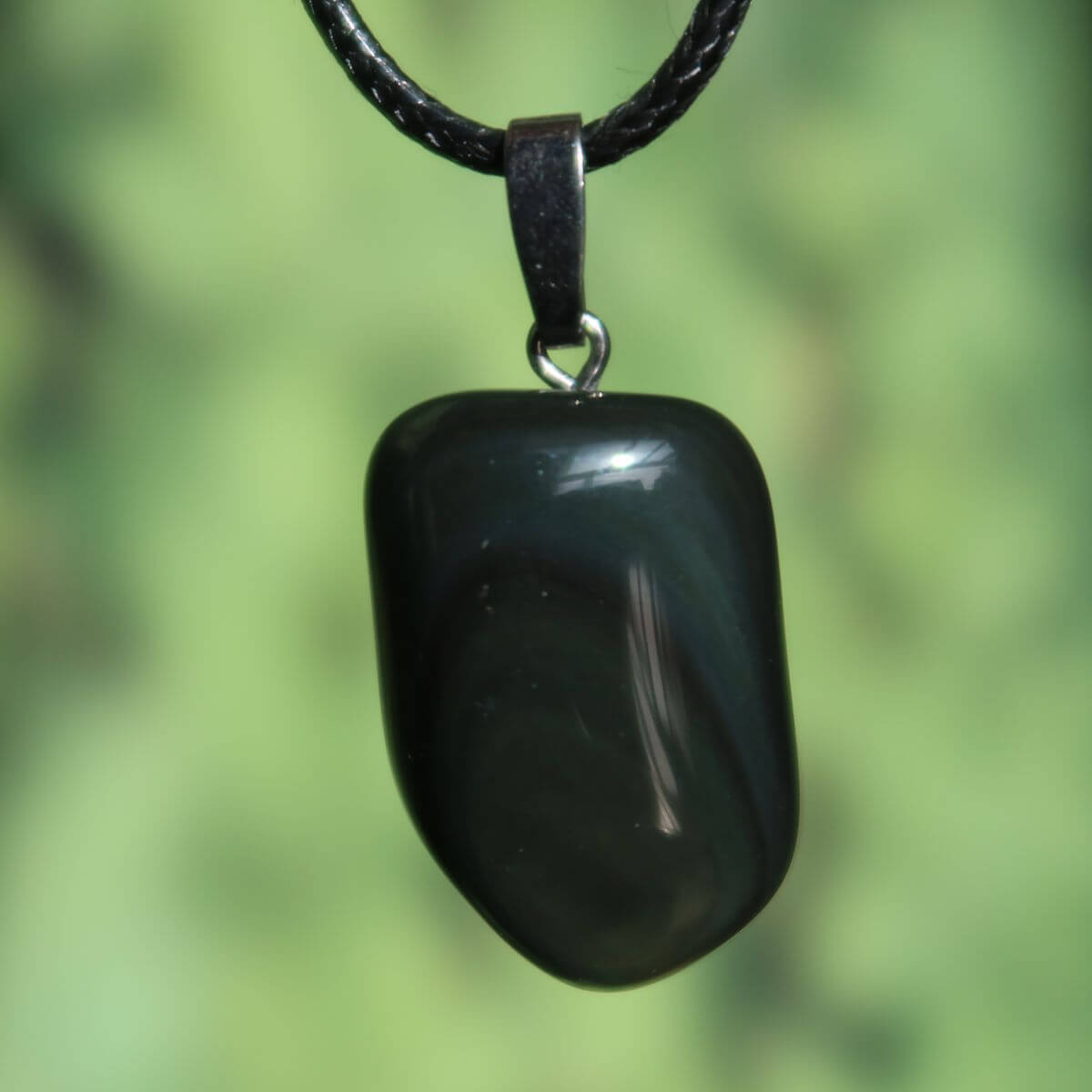 Regenbogenobsidian Anhänger - Intuition und Blockaden lösen - Nr. 17, glänzender schwarzer Obsidian mit dynamischem Farbspiel.