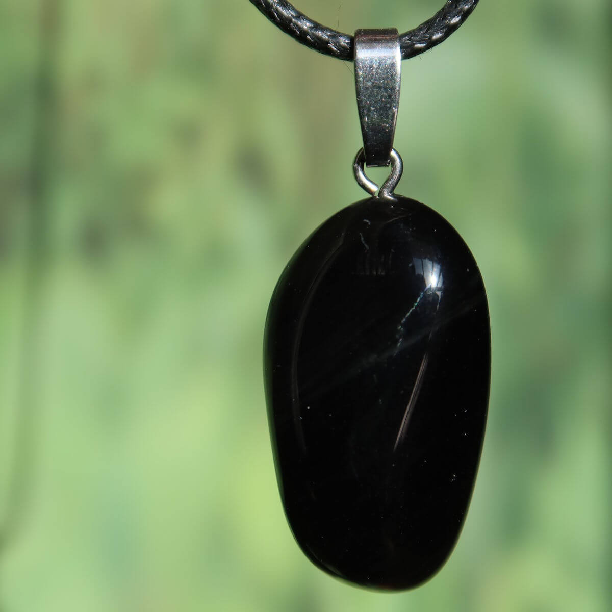 Regenbogenobsidian Anhänger - Intuition und Blockaden lösen - Nr. 3, elegant dark pendant with subtle color reflections on a cord