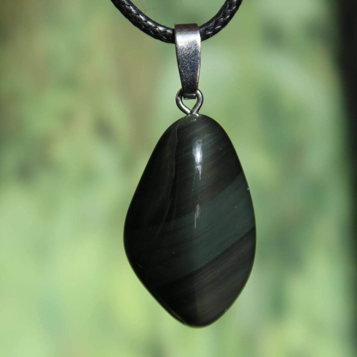 Regenbogenobsidian Anhänger - Intuition und Blockaden lösen - Nr. 9, schwarzer Obsidian mit Farbspielen, an einem schwarzen Band