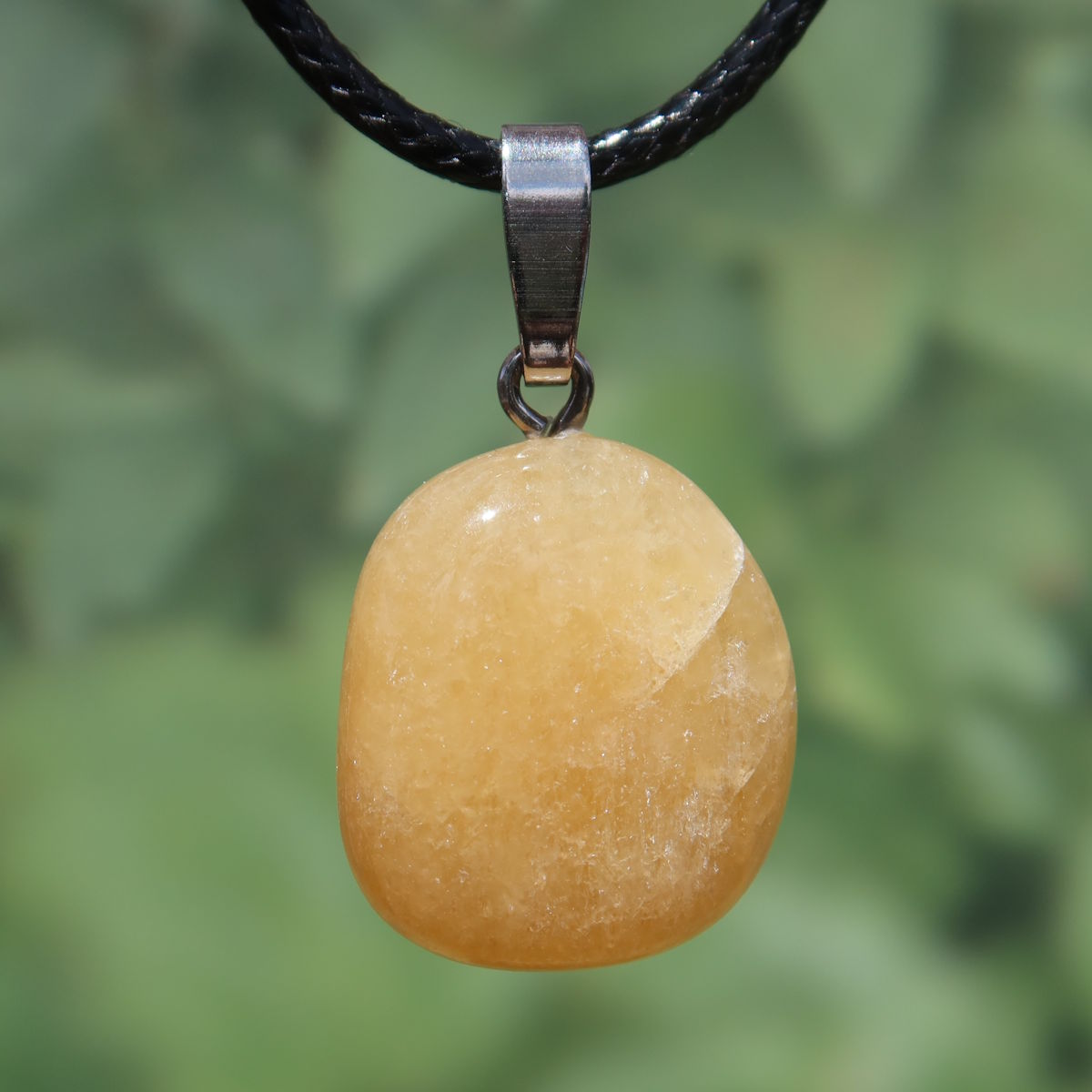 Calcit orange Anhänger - Selbstvertrauen und Positivität - Nr. 19, strahlend orange Mineralanhänger auf Lederkette.