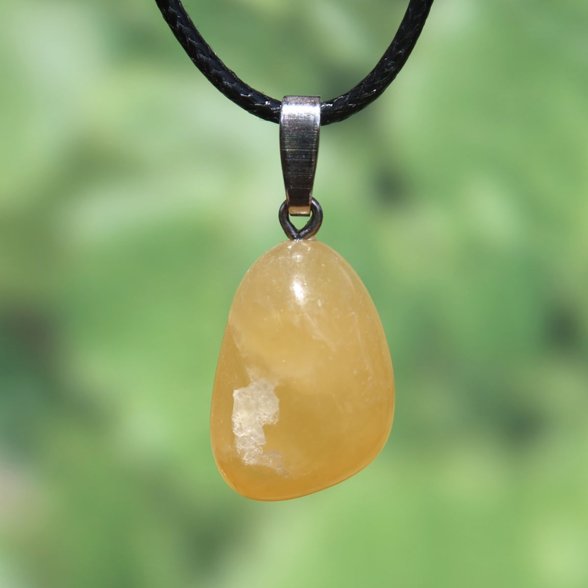 Calcit orange Anhänger - Selbstvertrauen und Positivität - Nr. 1 an einer schwarzen Kette, strahlende orange Farbe