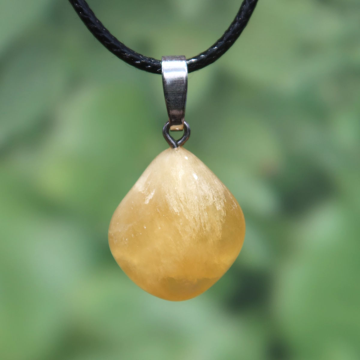 Calcit orange Anhänger - Selbstvertrauen und Positivität - Nr. 3 auf schwarzem Halsband