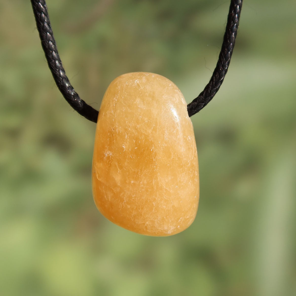 Calcit orange gebohrt - Selbstvertrauen und Positivität - Nr. 13 Anhänger aus orangefarbenem Calcit, strahlend und warm.