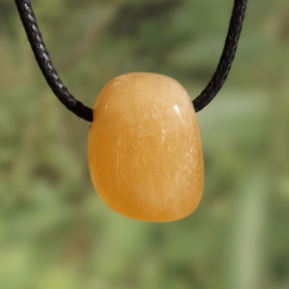 Calcit orange gebohrt - Selbstvertrauen und Positivität - Nr. 6 Anhänger aus natürlichem Calcit in leuchtendem Orange.