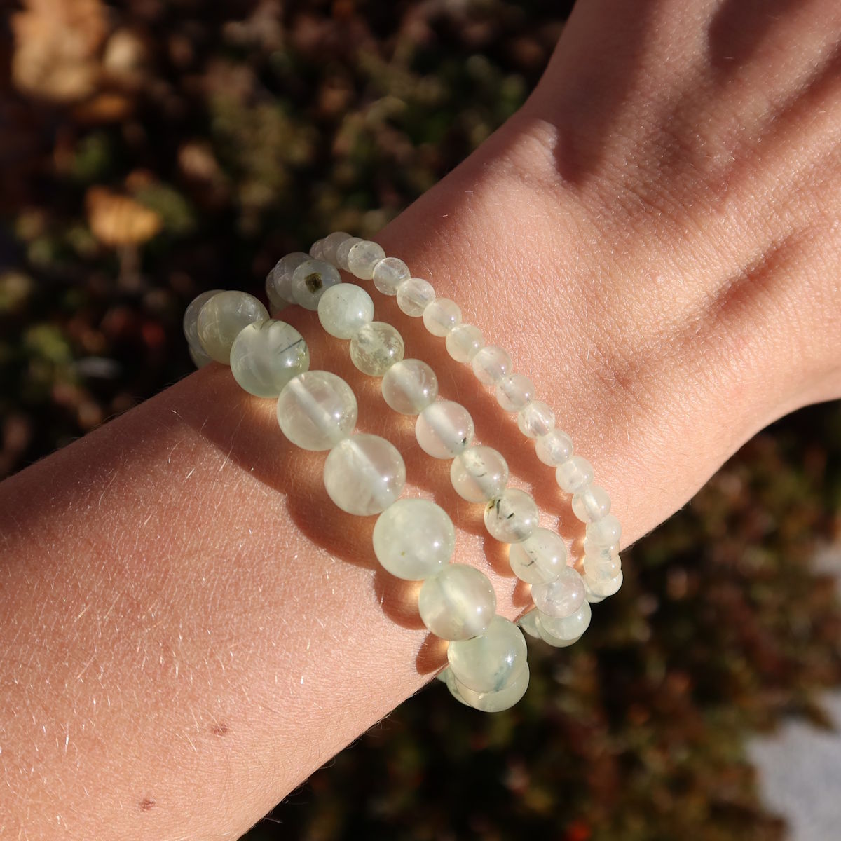 Prehnit Edelstein Armband - 1 Stück - in Varianten 4-6-8 oder 10mm, zartes grünes Armband auf Hand, schön gemasert
