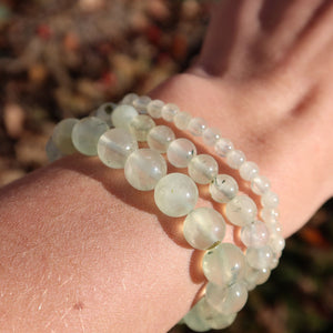 Prehnit Edelstein Armband - 1 Stück - in Varianten 4-6-8 oder 10mm, zartes grünes Edelsteinarmband auf einem Handgelenk