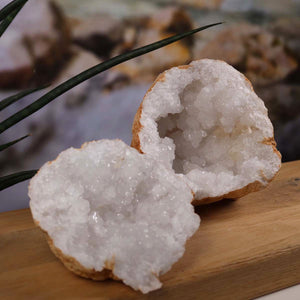 Quarz Geode geöffnet – Glücksgeode – Stabilität und Klarheit – 10x10x9cm - Unikat Nr. 12 auf Holzfläche