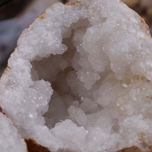 Quarz Geode geöffnet – Glücksgeode – Stabilität und Klarheit – 10x10x9cm - Unikat Nr. 12 mit funkelnden Quarzkristallen