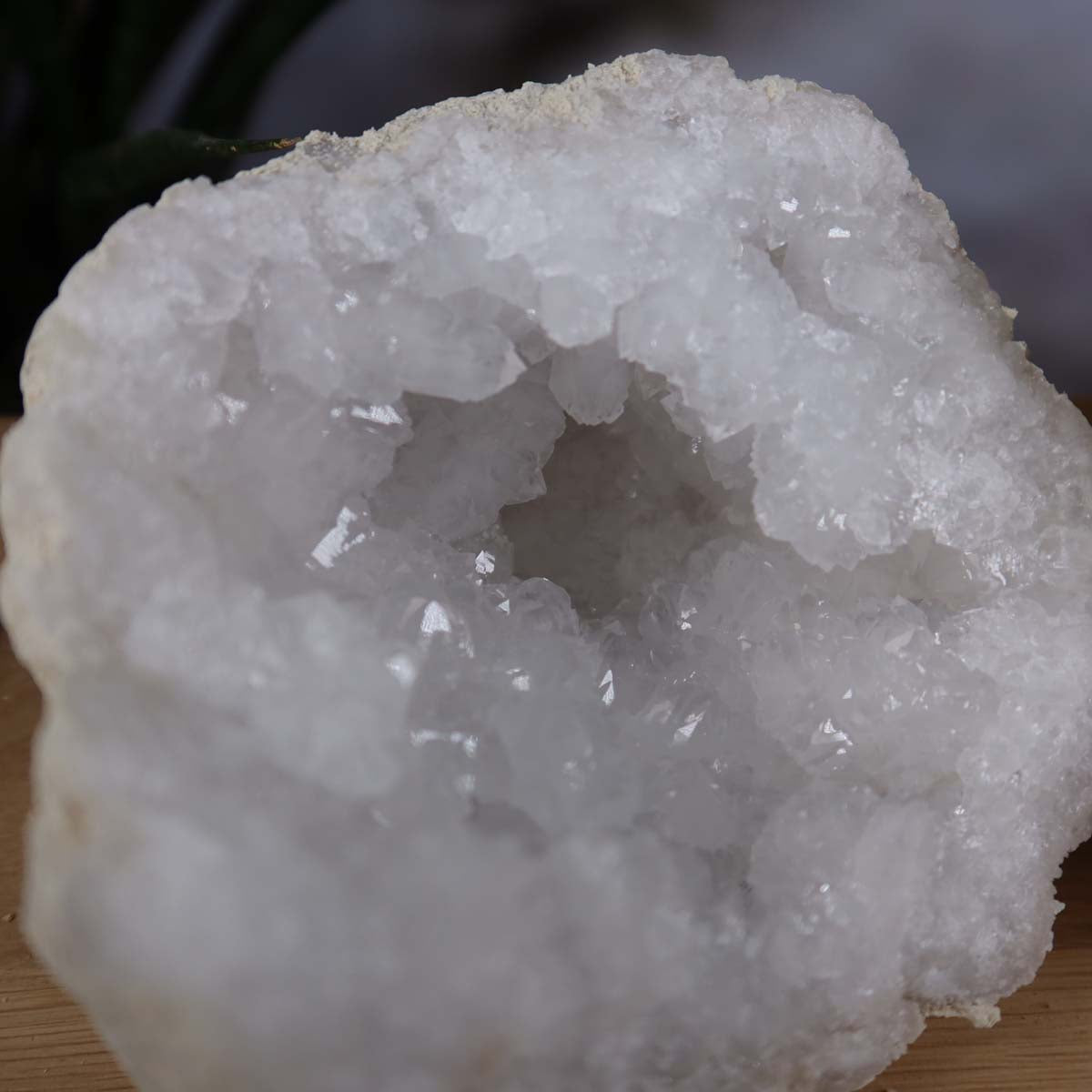 Quarz Geode geöffnet – Glücksgeode – Stabilität und Klarheit – 15x11x10cm - Unikat Nr. 28, naturbelassene Dekoration aus Marokko