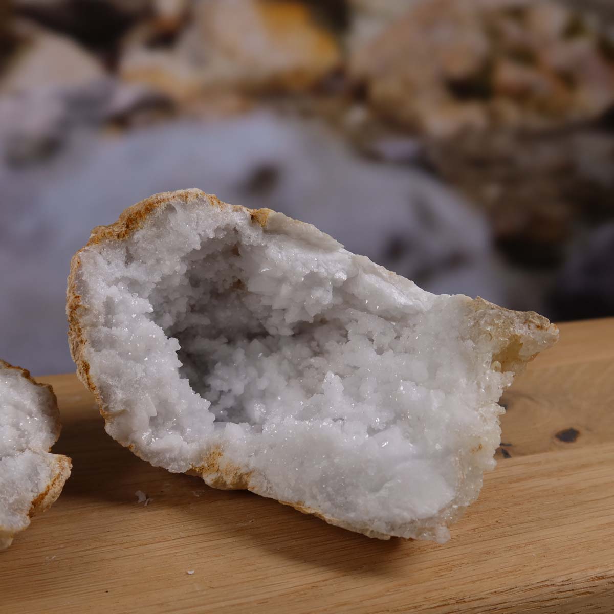 Quarz Geode geöffnet – Glücksgeode – Stabilität und Klarheit – 12x10x6cm - Unikat Nr. 34 auf Holzunterlage