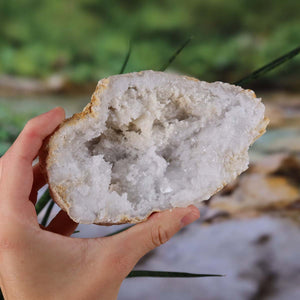 Quarz Geode geöffnet – Glücksgeode – Stabilität und Klarheit – 13x9x2 - Unikat Nr. 36 mit Quarz Kristallen in Hand gehalten