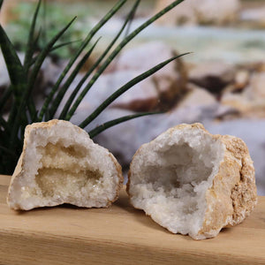 Quarzgeode geöffnet aus Marokko mit Kristallen, symbolisiert Stabilität und Klarheit, Unikat Nr. 37. 13x9x7cm.