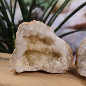 Geöffnete Quarzgeode aus Marokko, Unikat Nr. 37, zeigt hübsche Quarz Kristalle für Stabilität und Klarheit.