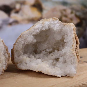 Quarzgeode geöffnet, Unikat Nr. 37, 13x9x7cm, Stabilität und Klarheit durch wunderschöne Quarz Kristalle.