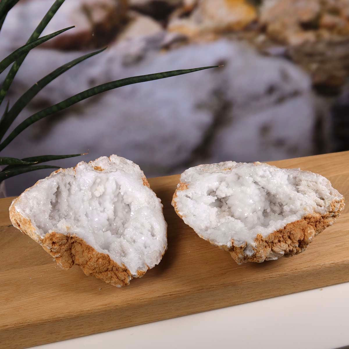 Geöffnete Quarzgeode aus Marokko mit Kristallen auf Holzunterlage, Unikat Nr. 38 für Stabilität und Klarheit.