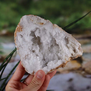 Geöffnete Quarzgeode aus Marokko mit klaren Kristallen, Symbol für Stabilität und Klarheit – Unikat Nr. 38.