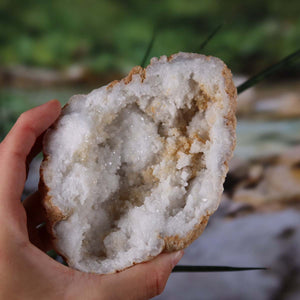 Quarzgeode geöffnet – Glücksgeode – Stabilität und Klarheit – 13x10x8cm - Unikat Nr. 39 in Hand gehalten