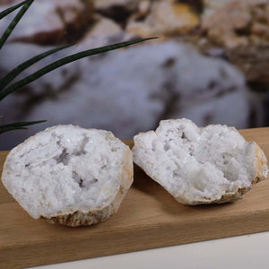 Bergkristall Geode geöffnet mit Quarz Kristallen, einzigartiges Naturprodukt, 12x10x5cm, für Stabilität und Klarheit