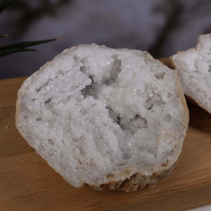 Bergkristall Geode geöffnet mit funkelnden Quarz-Kristallen, 12x10x5cm, Unikat Nr. 40.