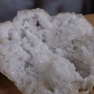 Bergkristall Geode geöffnet, marokkanisches Naturprodukt, Quarz Kristalle, Stabilität und Klarheit, Unikat Nr. 40.