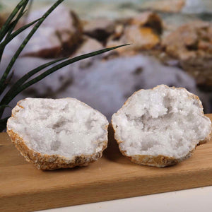 Quarz Geode geöffnet – Bergkristall – Stabilität und Klarheit – 10x11x8cm - Unikat Nr. 42 auf Holzplatte