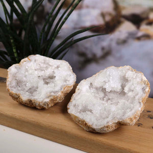 Quarz Geode geöffnet – Bergkristall – Stabilität und Klarheit – 10x11x8cm - Unikat Nr. 42 auf Holzunterlage.