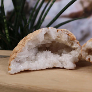 Bergkristall Geode geöffnet, Naturprodukt aus Marokko, symbolisiert Stabilität und Klarheit, 13x10x6cm, Unikat Nr. 43.