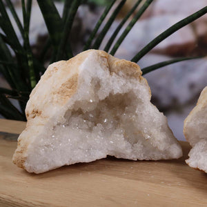 Quarz Geode geöffnet – Glücksgeode – Stabilität und Klarheit – 13x10x8cm - Unikat Nr. 45, dekorativ mit Quarz Kristallen